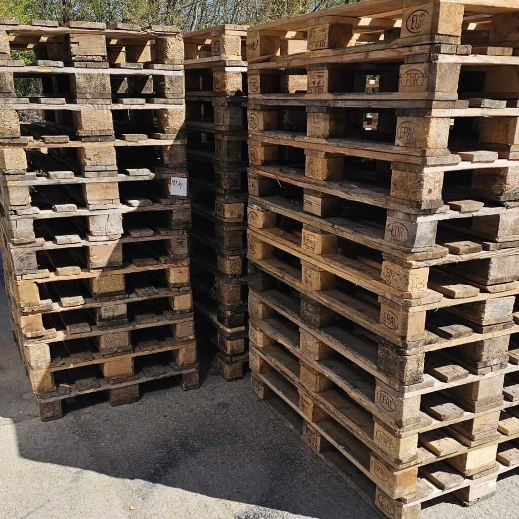 Použité drevené EPAL euro palety uložené na sebe